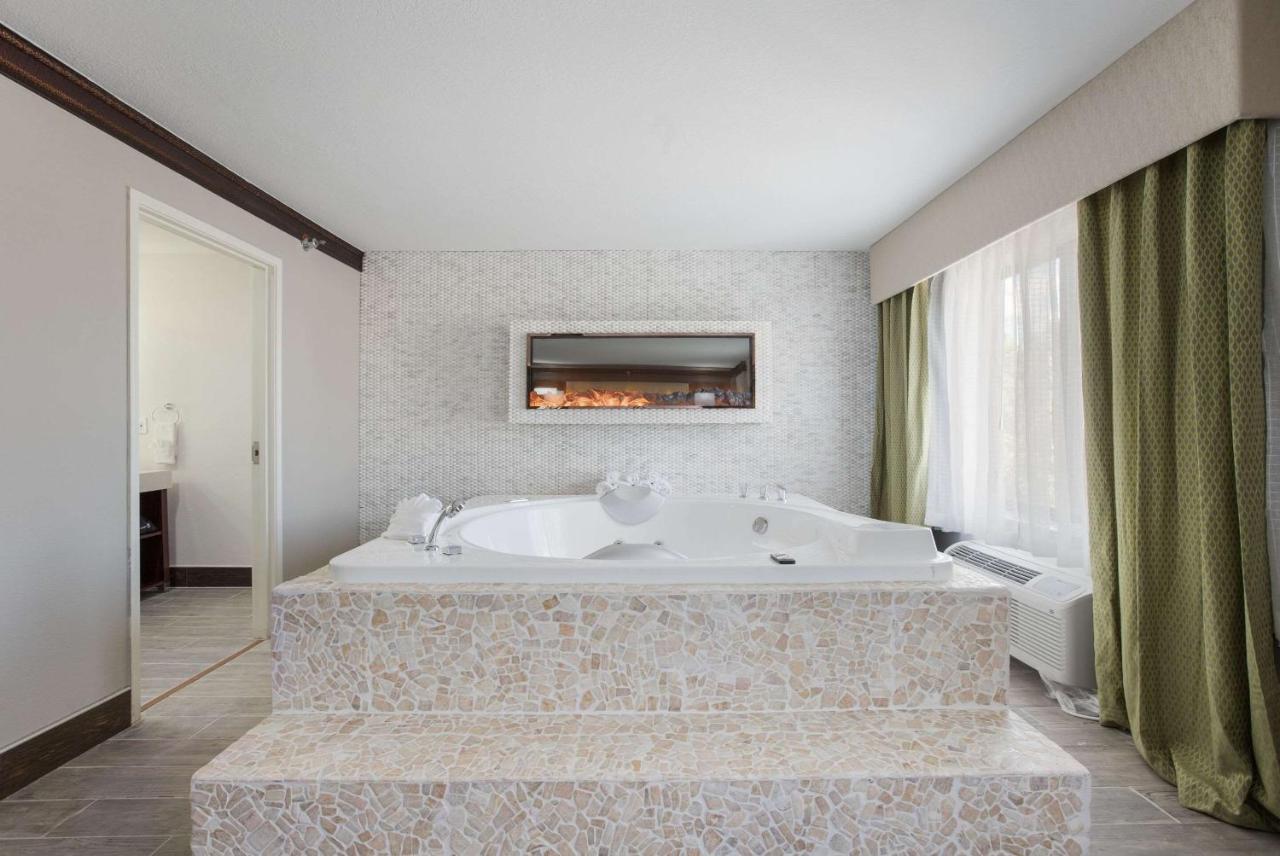 The Leo Collection Detroit, Ascend Hotel Collection Lincoln Park Exteriör bild