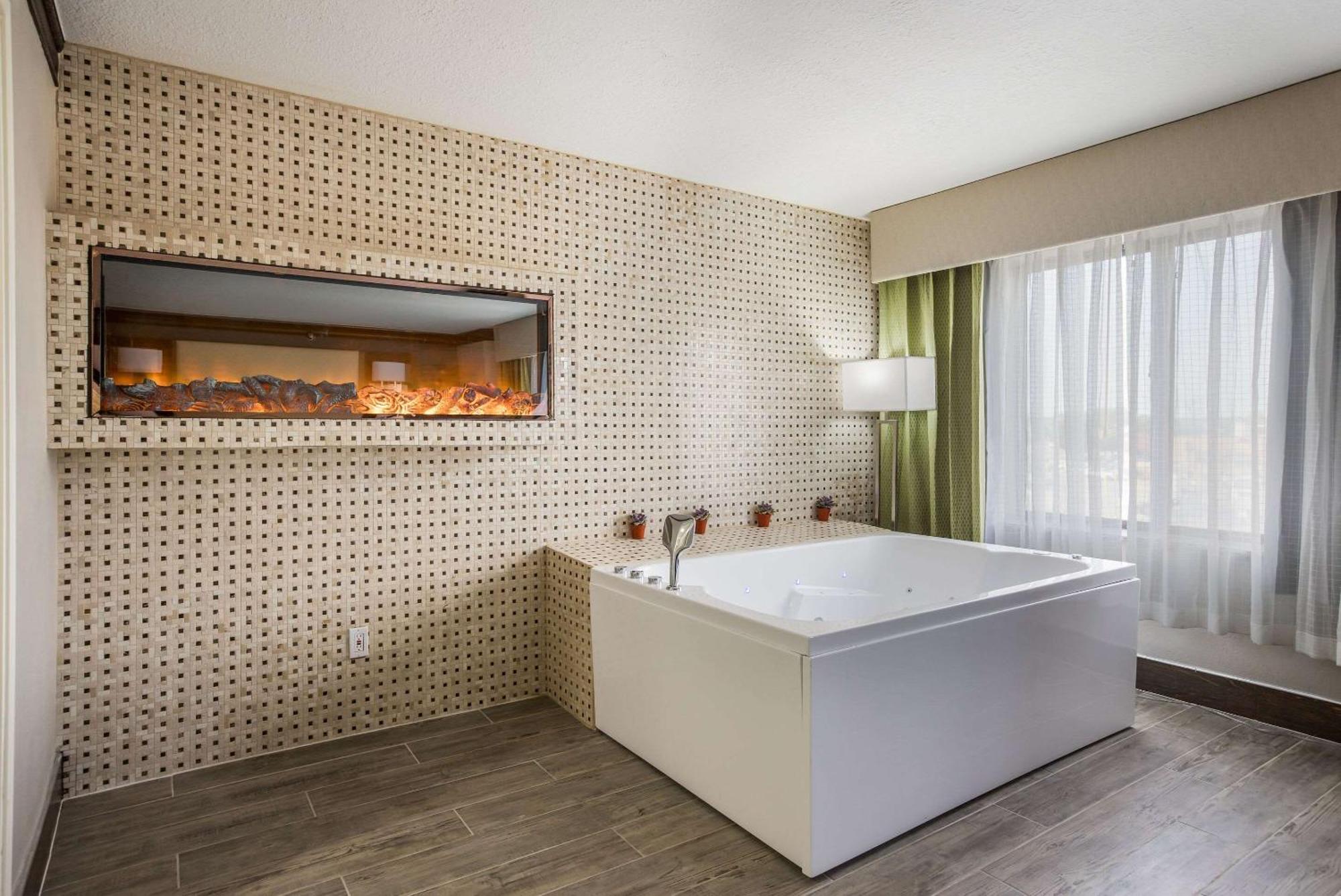 The Leo Collection Detroit, Ascend Hotel Collection Lincoln Park Exteriör bild